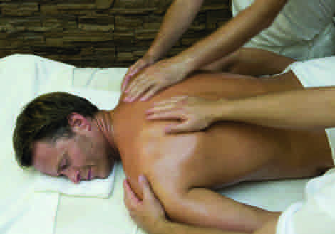 Auch immer mehr Männer begeben sich in die Hände von erfahrenen Therapeutinnen und genießen wohltuende ayurvedische Synchron- Massagen.