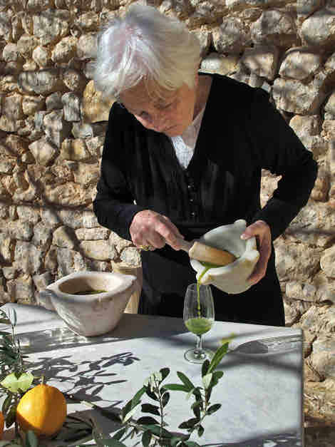 Valeria, 86 Jahre Kräuterfrau und älteste Mitarbeiterin von OLIVEDA